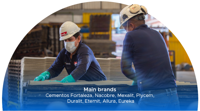 Trabajadores del segmento de materiales con productos de fibrocemento