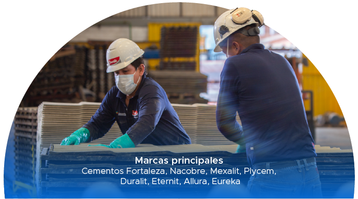 Trabajadores del segmento de materiales con productos de fibrocemento